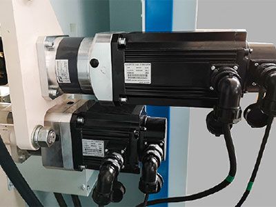 Servo motorla bağımsız olarak kontrol edilen kaplama ünitesi 